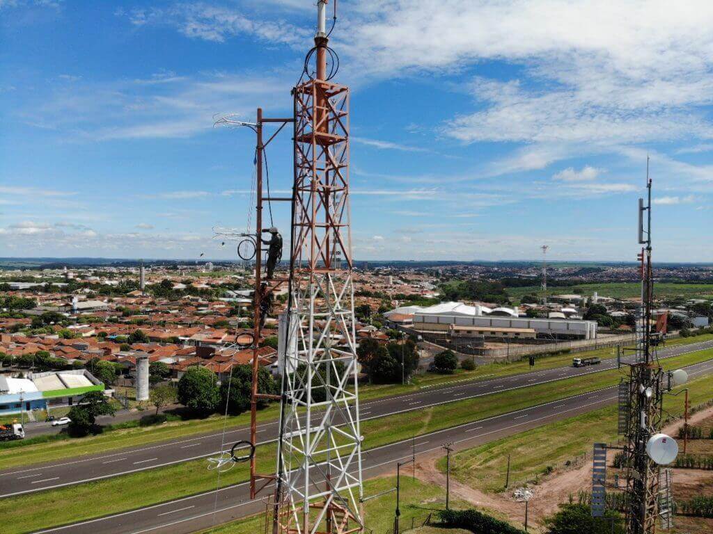 Implantação de sistema de radiocomunicação em torre